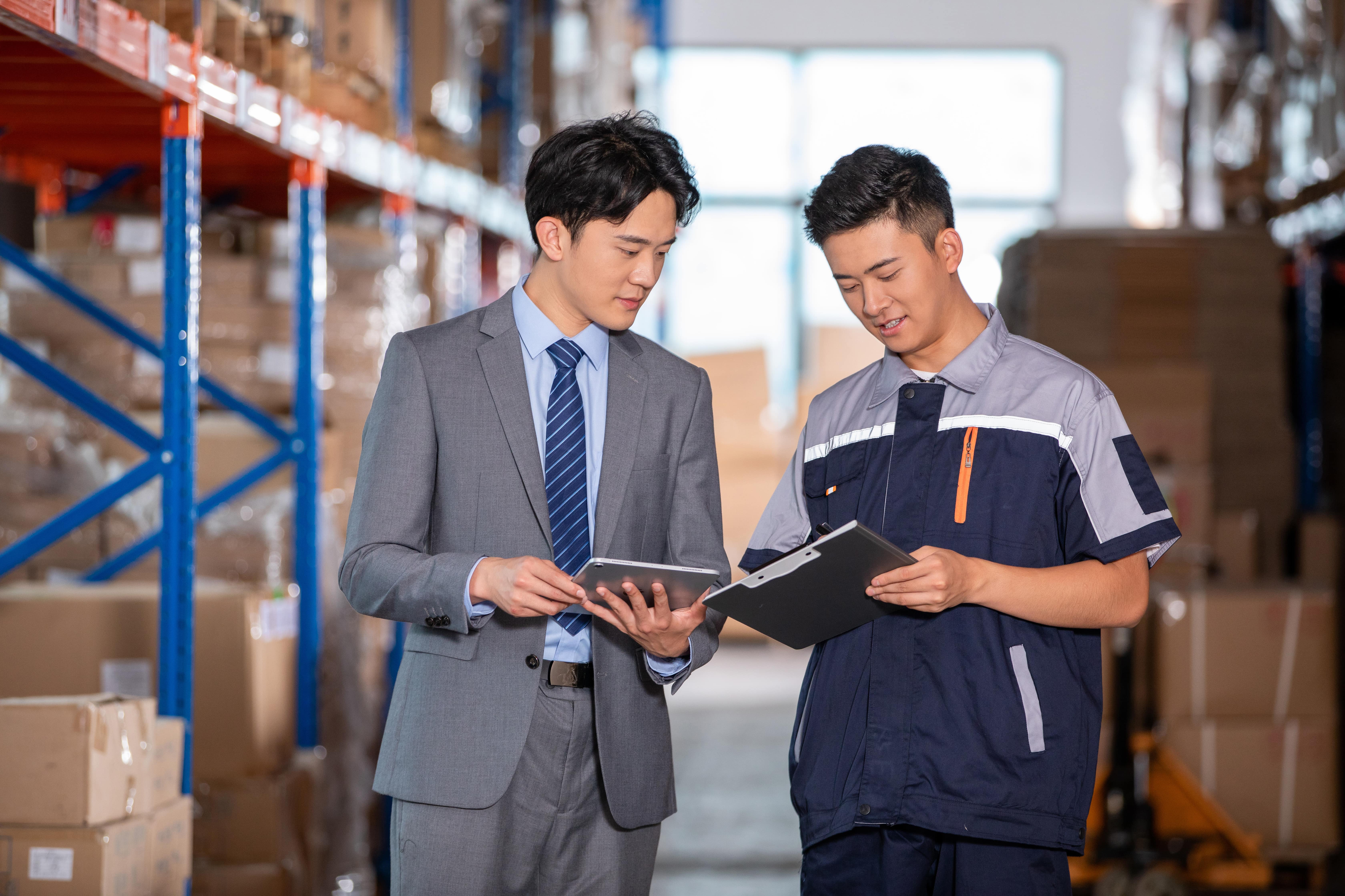 Hệ thống ứng dụng AI trong kinh doanh giúp quản lý kho chính xác và tiết kiệm chi phí